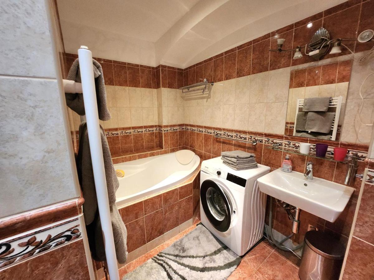 Spacious 6min From The Dancing House Praha